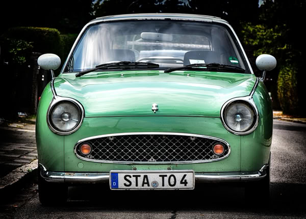 Grünes Auto von vorne mit rundem Scheinwerferdesign und deutschem Nummernschild "STA TO 4".