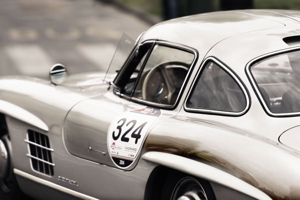 Silbernes Oldtimer-Auto mit der Nummer 324 auf der Tür.